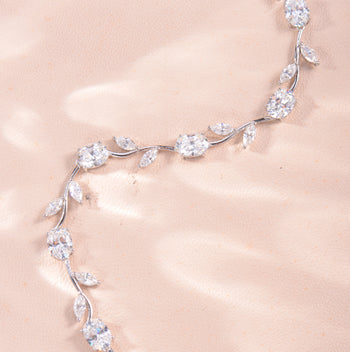 Bracelet minimaliste en argent sterling orné de moissanite et de feuilles de trèfle