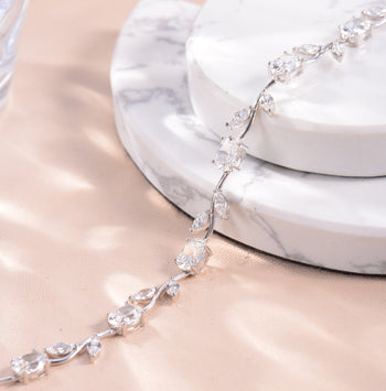 Bracelet minimaliste en argent sterling orné de moissanite et de feuilles de trèfle