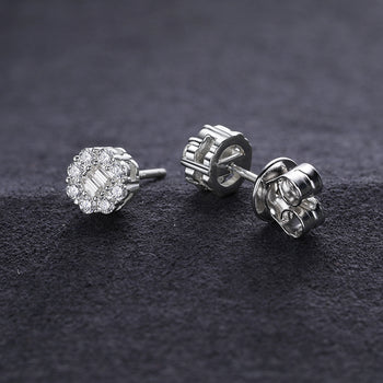 Boucles d'oreilles puces en forme de fleur, serties de baguettes de moissanite et montées sur argent sterling
