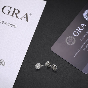 Boucles d'oreilles puces en forme de fleur, serties de baguettes de moissanite et montées sur argent sterling