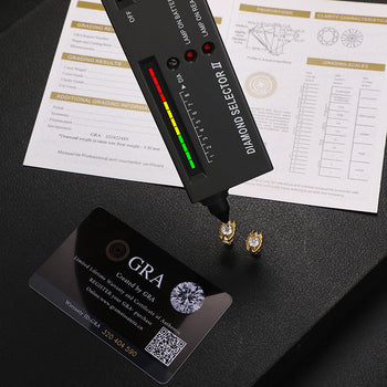 Runde Ohrstecker mit Moissanit-Fledermaus-Symbol in Sterlingsilber