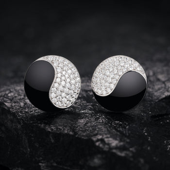 MOISSANIT-OHRSTÖSSE MIT SCHWARZER EMAILLE UND YIN-YANG-MOISSANIT-MOIS IN STERLINGSILBER