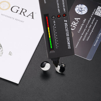 MOISSANIT-OHRSTÖSSE MIT SCHWARZER EMAILLE UND YIN-YANG-MOISSANIT-MOIS IN STERLINGSILBER