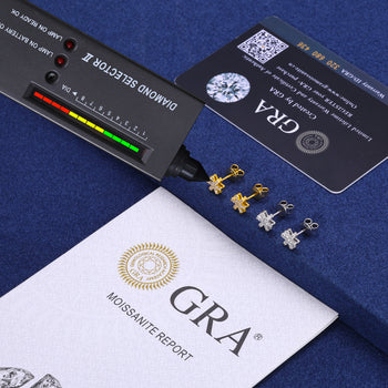 Weihnachts-Schneeflocken-Ohrstecker aus Sterlingsilber mit Moissanit