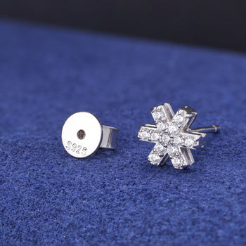 Weihnachts-Schneeflocken-Ohrstecker aus Sterlingsilber mit Moissanit