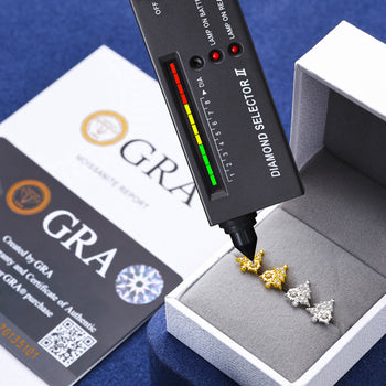 Boucles d'oreilles puces en forme de sapin de Noël en moissanite et argent sterling