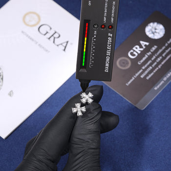 Boucles d'oreilles puces en forme de croix en moissanite et argent sterling