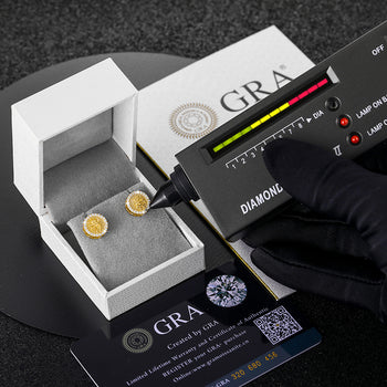 Boucles d'oreilles puces Cupidon en moissanite et argent sterling