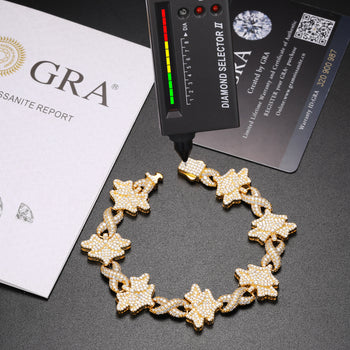 Bracelet en argent sterling orné de diamants et de pierres précieuses en forme d'étoile infinie.