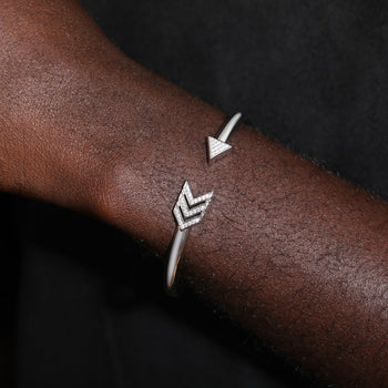 Bracelet en argent sterling orné de diamants et de moissanite en forme de flèche