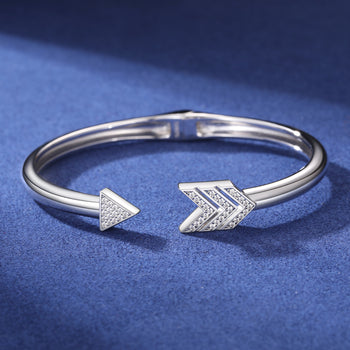 Bracelet en argent sterling orné de diamants et de moissanite en forme de flèche