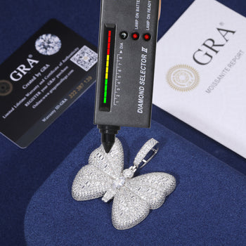 Pendentif papillon en moissanite taille baguette et diamants, en argent sterling