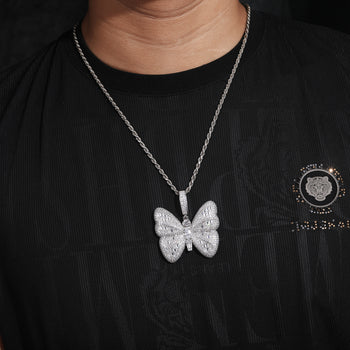 Pendentif papillon en moissanite taille baguette et diamants, en argent sterling