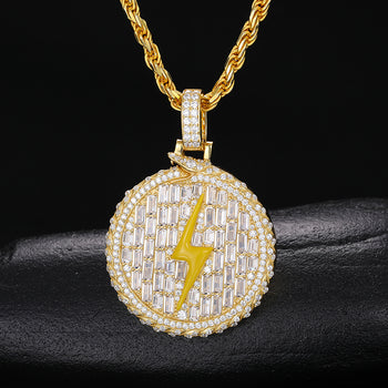 Pendentif rond en argent sterling, orné d'un éclair et serti de moissanite en baguette.