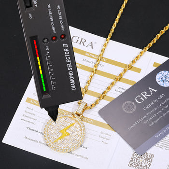 Pendentif rond en argent sterling, orné d'un éclair et serti de moissanite en baguette.