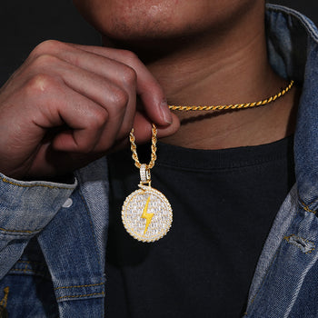 Pendentif rond en argent sterling, orné d'un éclair et serti de moissanite en baguette.