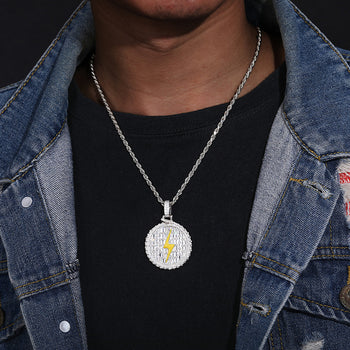 Pendentif rond en argent sterling, orné d'un éclair et serti de moissanite en baguette.