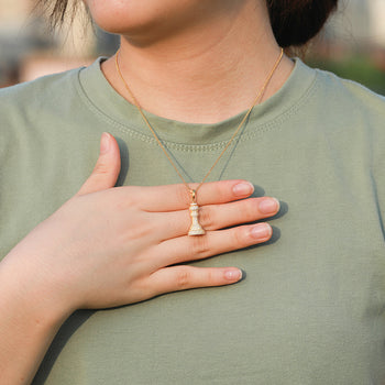 COLLIER PENDENTIF ÉCHECS EN MOISANITE ET DIAMANTS, EN ARGENT MASSIF