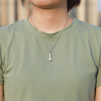 COLLIER PENDENTIF ÉCHECS EN MOISANITE ET DIAMANTS, EN ARGENT MASSIF