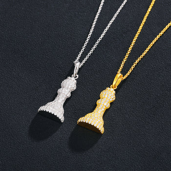 COLLIER PENDENTIF ÉCHECS EN MOISANITE ET DIAMANTS, EN ARGENT MASSIF