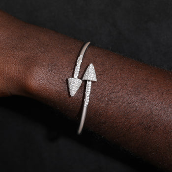 Bracelet jonc double flèche en moissanite et diamants, en argent sterling