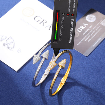 Bracelet jonc double flèche en moissanite et diamants, en argent sterling