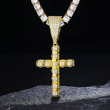 Collier pendentif croix fleurie en moissanite et diamants, en argent sterling
