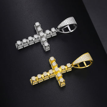 Collier pendentif croix fleurie en moissanite et diamants, en argent sterling