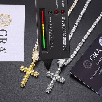 Collier pendentif croix fleurie en moissanite et diamants, en argent sterling