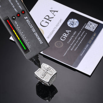 Bague en argent sterling ornée d'un diamant moissanite représentant la crucifixion de Jésus 