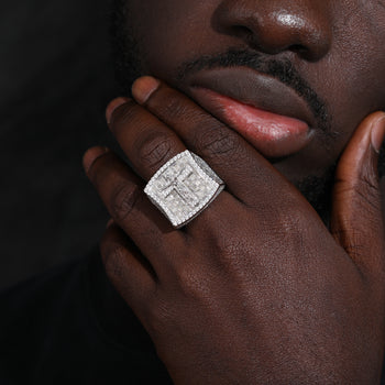 Bague en argent sterling ornée d'un diamant moissanite représentant la crucifixion de Jésus 