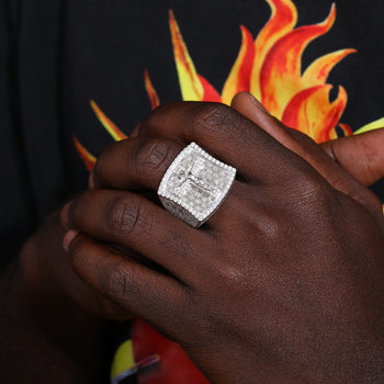 Bague en argent sterling ornée d'un diamant moissanite représentant la crucifixion de Jésus 