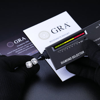 Boucles d'oreilles puces en argent sterling serties de diamants et de moissanite en forme de cube