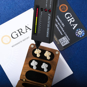 Boucles d'oreilles puces en forme de croix double couche serties de diamants moissanite et montées sur argent sterling 