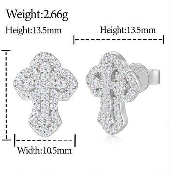 Boucles d'oreilles puces en forme de croix double couche serties de diamants moissanite et montées sur argent sterling 