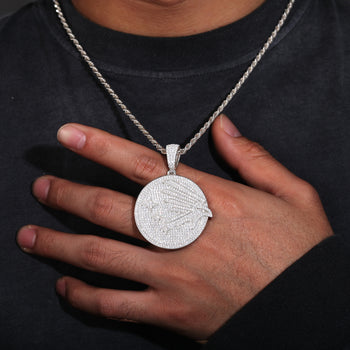 Pendentif en argent sterling avec pièce de monnaie en forme de colombe sertie de diamants et de moissanite