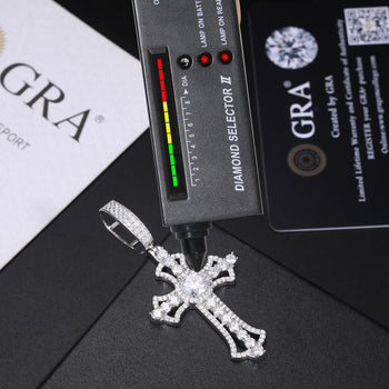 Pendentif croix serti de diamants en moissanite et argent sterling