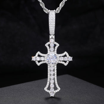 Pendentif croix serti de diamants en moissanite et argent sterling