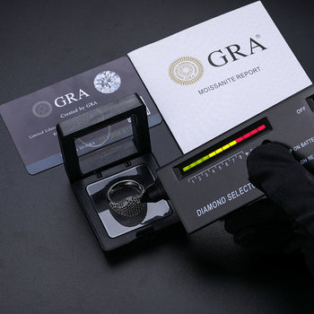 Bague en argent sterling sertie d'une moissanite et d'un diamant.