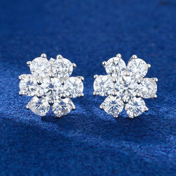 Boucles d'oreilles en argent sterling serties de diamants et de moissanite, en forme de bouquet de fleurs. 