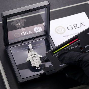 Pendentif main de Hamsa en moissanite et diamants, en argent sterling