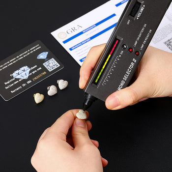 Boucles d'oreilles puces en forme de cœur serties de diamants moissanite micro-pavés, en argent sterling