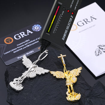 Pendentif ange du châtiment en moissanite et diamants, avec bélière en forme de croix, en argent sterling 