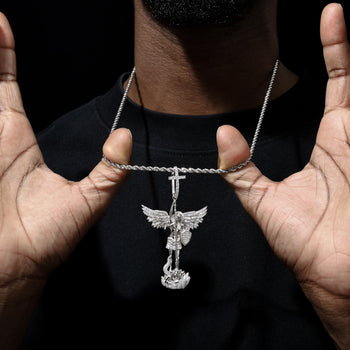 Pendentif ange du châtiment en moissanite et diamants, avec bélière en forme de croix, en argent sterling 