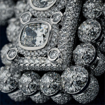 Pendentif croix en mousse sertie de diamants et de moissanite 