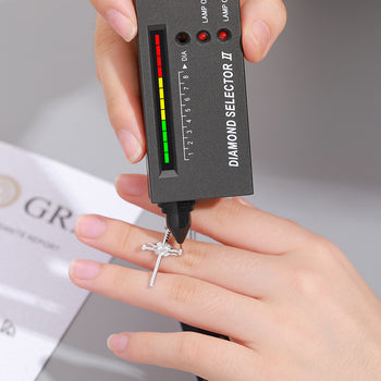 Collier pendentif croix en moissanite et diamants, en argent sterling