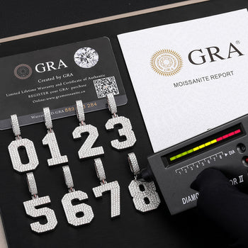 Halskette mit Anhänger in Form einer Zahl aus Moissanit-Diamanten in Sterlingsilber