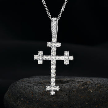 Collier pendentif croix en moissanite et diamants, serti sur quatre pierres, en argent sterling