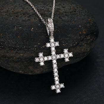 Collier pendentif croix en moissanite et diamants, serti sur quatre pierres, en argent sterling
