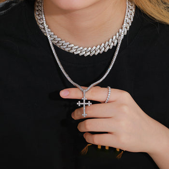 Collier pendentif croix en moissanite et diamants, serti sur quatre pierres, en argent sterling
